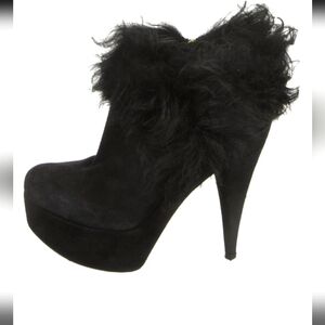 Fendi Mongolian fur boots. 😍
